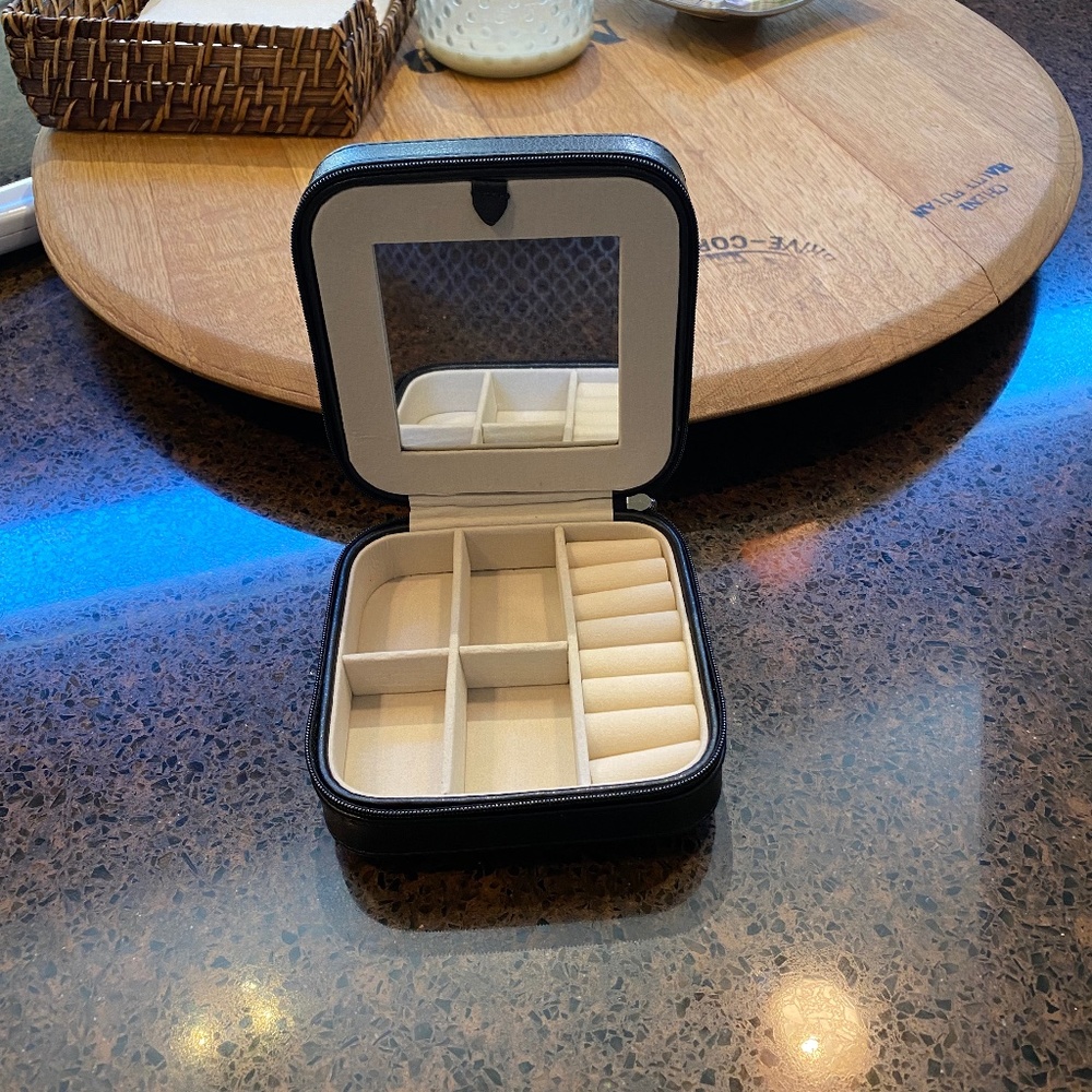 COPY - BLACK TRAVEL JEWELRY CASE  NWOT.